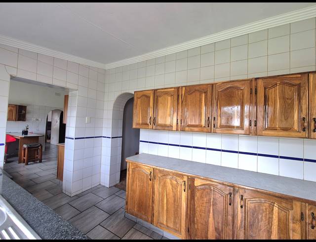 6 BEDROOM HOUSE FOR SALE IN BRAKPAN CENTRAL